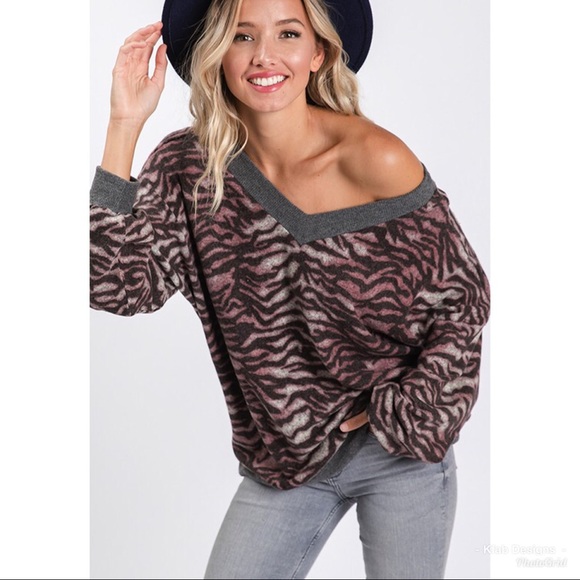 ❤️LAST! Brushed Mauve Animal Print V Neck Top! - Picture 3 of 7